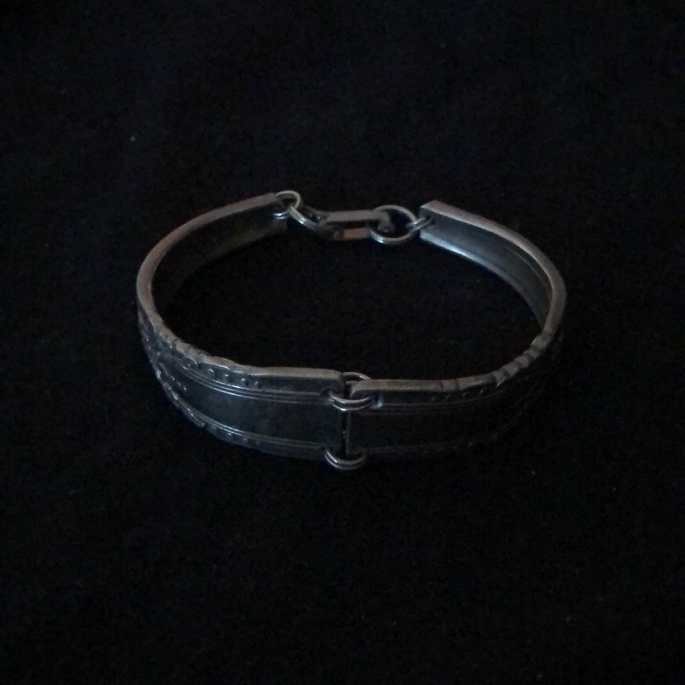 Silver clasp bracelet